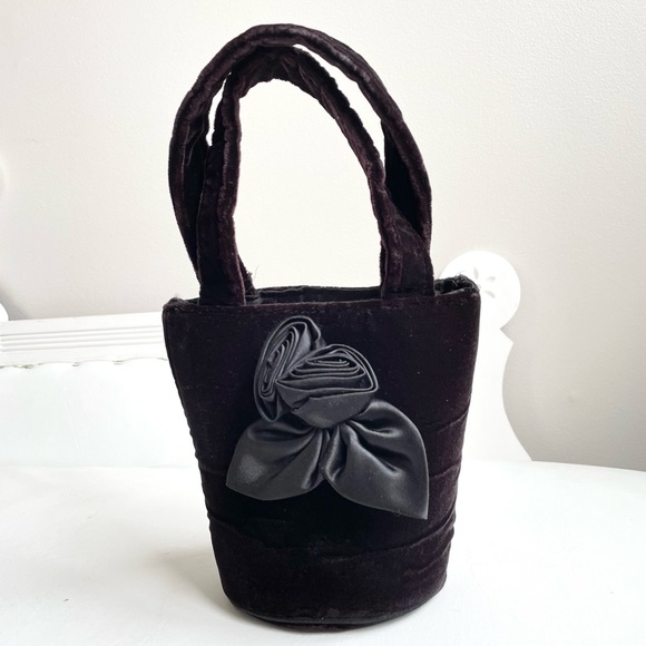 Vintage Handbags - VINTAGE BLACK VELVET MINI BUCKET BAG SATIN ROSES LEAVES APPLIQUÉ ZIPPER